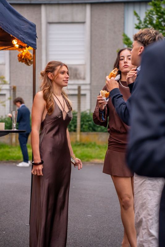 Bal de la promo 2029 — scène de cocktail en extérieur, ambiance de fin de journée