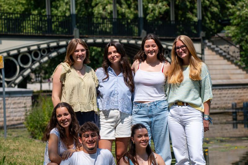 HumanITEEM — portrait de groupe de sept membres de l'association