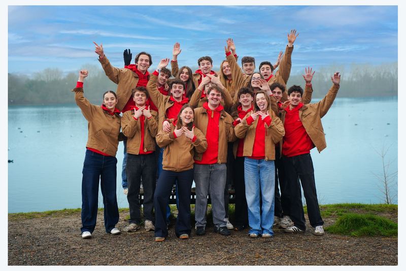 WILD EMBER — photo de groupe de l'équipe, vestes camel et pièces rouges au bord d'un lac
