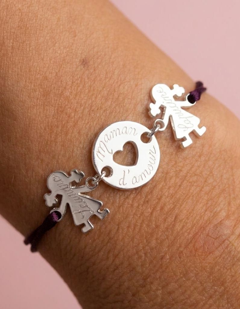 Bracelet cordon « maman d'amour » avec médailles enfants gravées — photographie produit du site