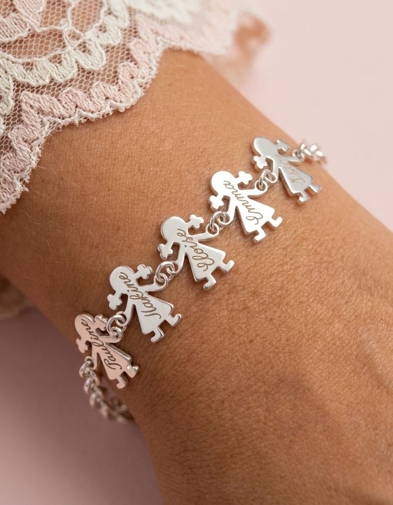 Bracelet de médailles enfants personnalisées gravées, aligné sur le poignet — photographie produit du site