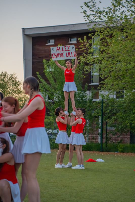 Pom-pom girls ENSCL — pyramide et banderole « ALLEZ CHIMIE LILLE », tenues rouge et blanc